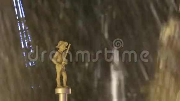 巴统公园喷泉后的音乐家雕像视频的预览图