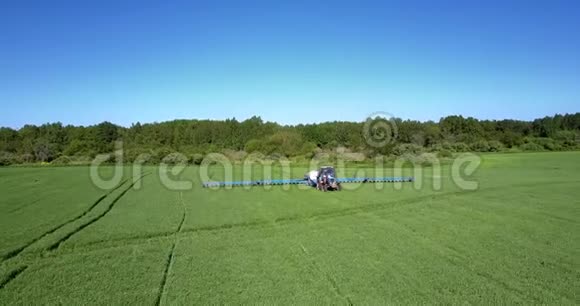 拖拉机喷洒农药的运动视频的预览图