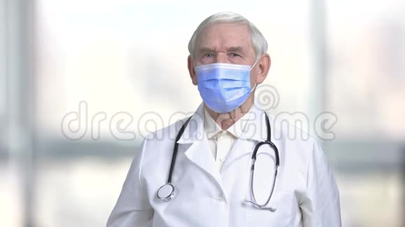 戴医用口罩的老医生准备注射视频的预览图