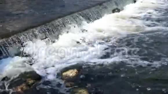 小河坝上的瀑布网关锁结构视频的预览图