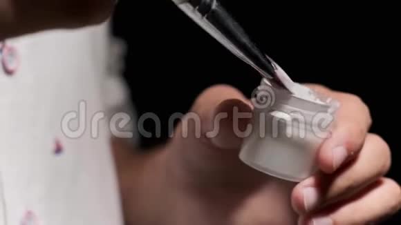 化妆师混合化妆颜料视频的预览图