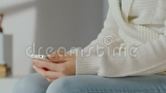 女孩在智能手机上打字在线聊天特写女人的手视频的预览图