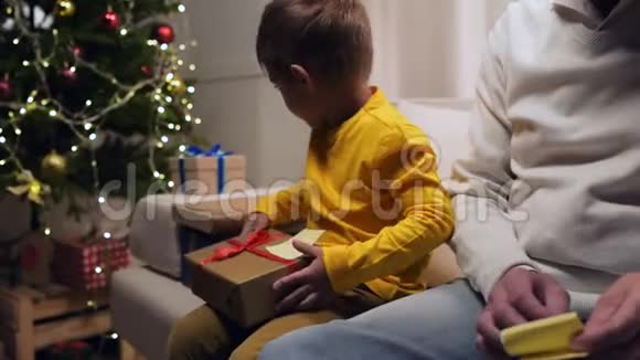 积极的小男孩贴圣诞礼物的贴纸视频的预览图