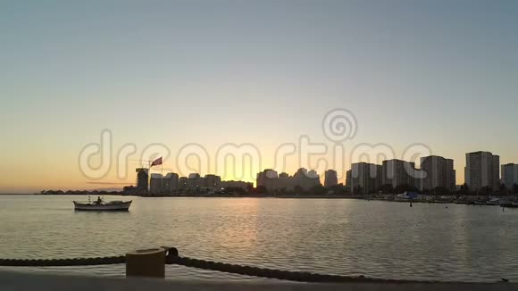 土耳其伊兹密尔日落时的宁静海上渔船视频的预览图