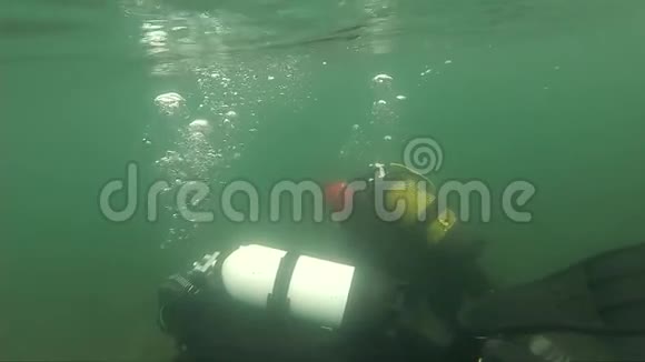潜水员探索一个山湖慢动作恶劣天气潜水冰水视频的预览图