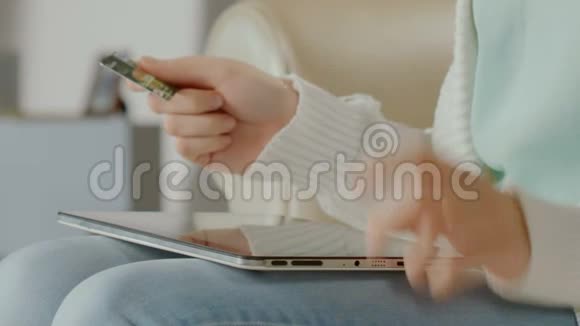 女人的手在平板电脑上打卡号网上购票特写视频的预览图
