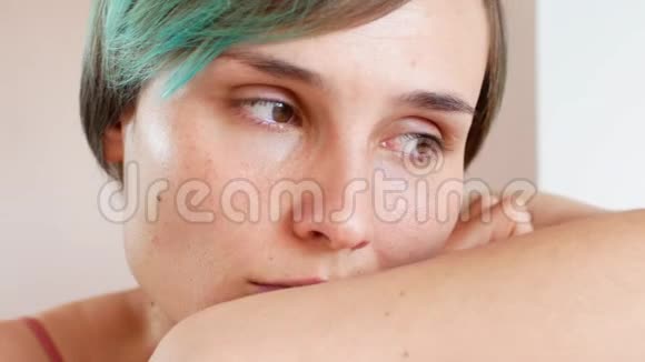 女人在家哭泣脸和情绪的特写视频的预览图