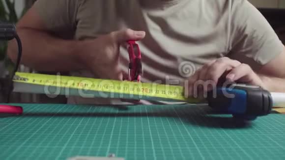 男性手测量和切割聚丙烯管道视频的预览图