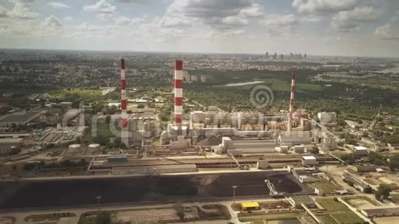 煤电厂和遥远城市的空中景色视频的预览图