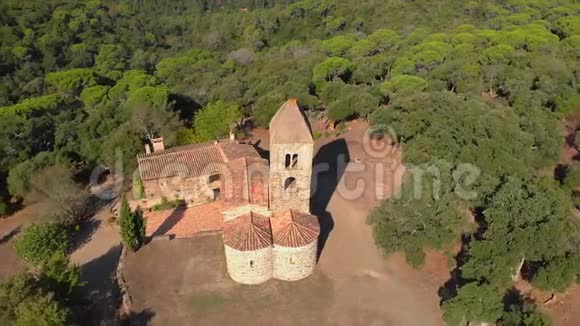 西班牙森林里的老教堂圣科洛玛德菲托哥斯达黎加布拉瓦视频的预览图
