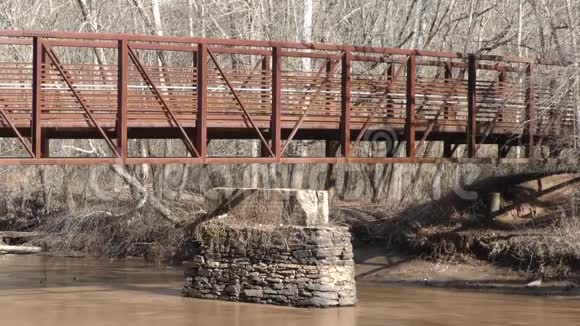 佐治亚州奥尔德洛佩米尔路公园更近的小河桥景观视频的预览图