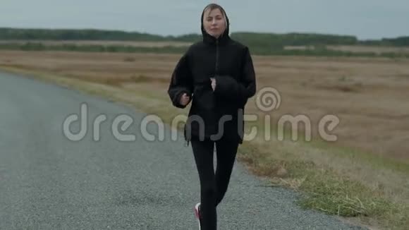 运动员在路上奔跑视频的预览图