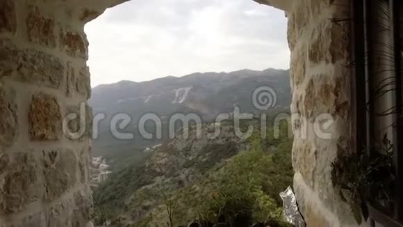 山景透过塔窗视频的预览图