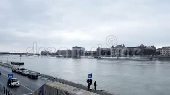多瑙河和SzAchenyiLAnchAd匈牙利布达佩斯视频的预览图