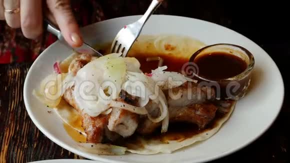 一个人在白色的盘子里吃了点开胃的炒肉视频的预览图