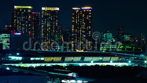 东京阿里亚克市城市景观的一个夜晚时光视频的预览图