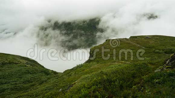 挪威雾山景观多云的风景视频的预览图