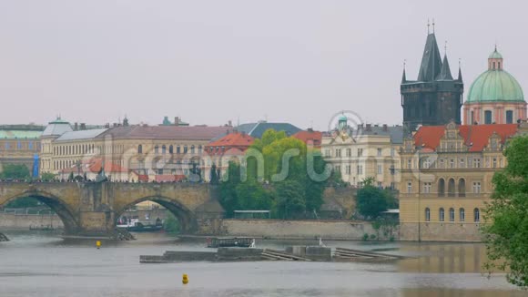 布拉格市的平静景观春季阴天伏尔塔瓦河查尔斯桥视频的预览图