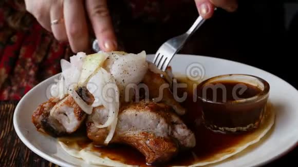 一个人在白色的盘子里吃了点开胃的炒肉视频的预览图
