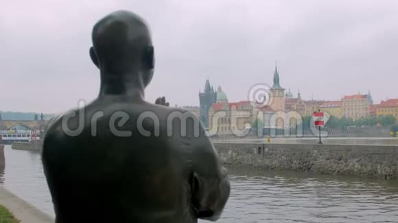 人类用双手交叉祈祷的金属纪念碑和布拉格景观视频的预览图