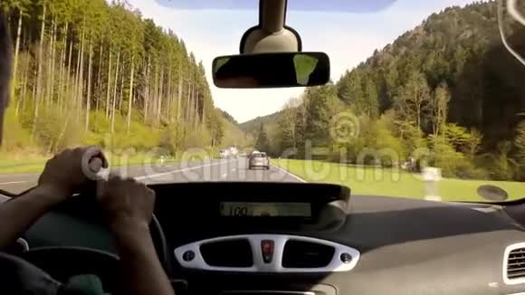 仪表板视图穿过茂密的森林欧洲景观公路视频的预览图