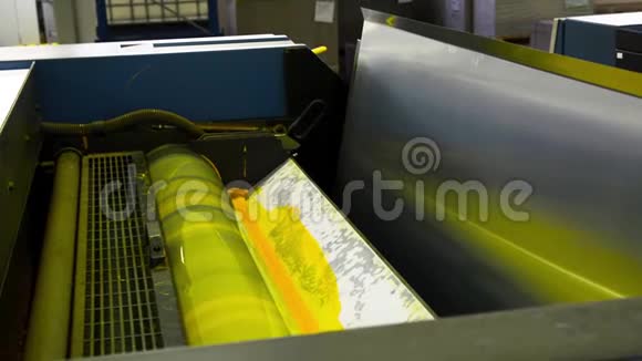 印刷气缸黄色旋转胶印机工业设备视频的预览图