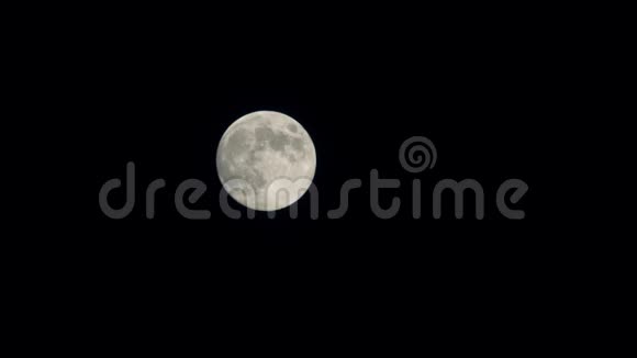 满月穿过夜空Telephoto镜头拍摄25倍速度视频的预览图