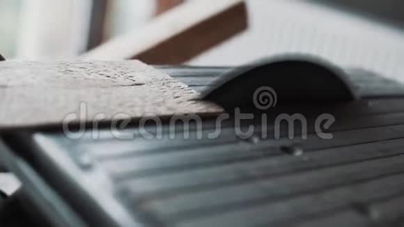 灰色金属桌子圆形锯切木板在日光工作室视频的预览图