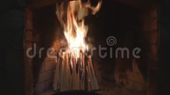 柴火在壁炉里燃烧视频的预览图