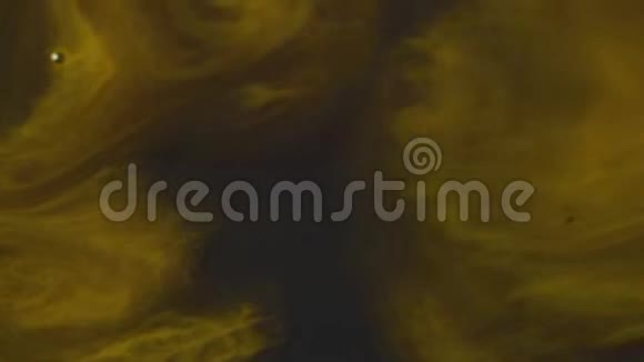 黄色丙烯酸涂料与水混合的特写金色亚克力材质视频的预览图