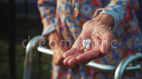 一个年老的女人手里拿着药一个年老的女人手里拿着药健康问题视频的预览图