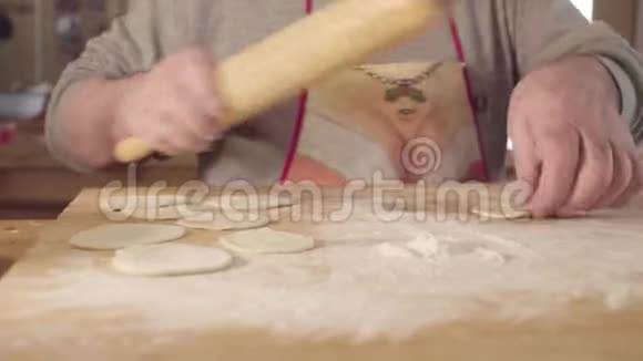 一位老人的手在包肉饺视频的预览图