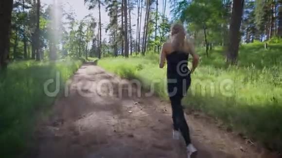 有魅力的女人在公园的小径上慢跑体育和娱乐视频的预览图