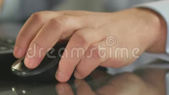男人的手躺在电脑鼠标上特写手指点击按钮视频的预览图