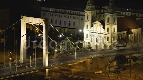 链桥夜景和匈牙利圣斯蒂芬教堂照明视频的预览图