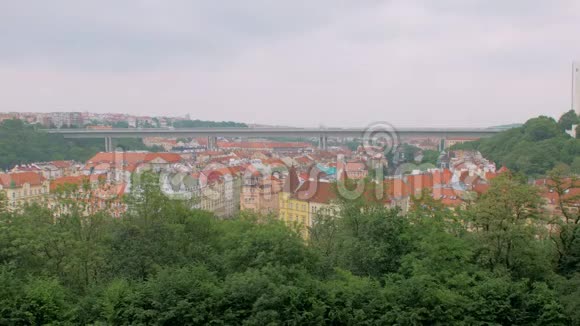 布拉格古城红色屋顶和现代化的巨大金属桥的俯视图视频的预览图