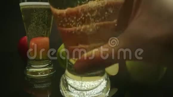 商业拍摄的调味苹果酒在眼镜和成熟的苹果黑色背景视频的预览图
