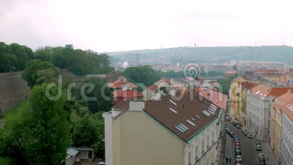 布拉格古区老建筑红色屋顶水平全景视频的预览图