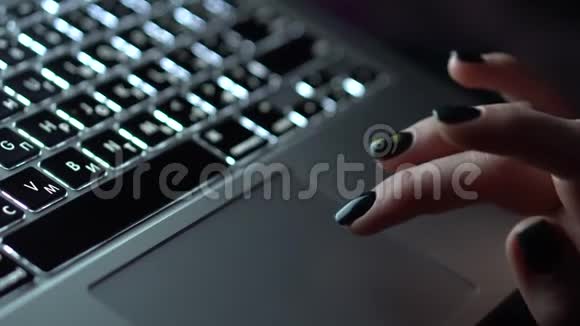 女性手指触摸笔记本电脑触摸板视频的预览图