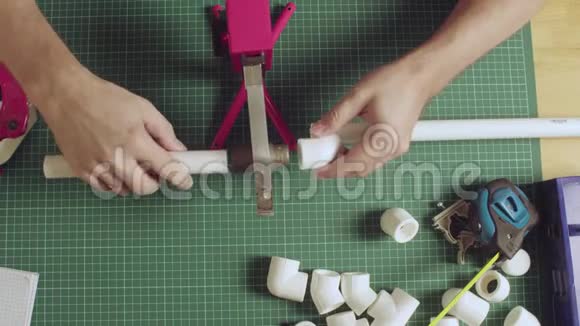 男性手焊接聚丙烯管视频的预览图