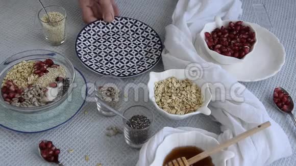 女性手准备健康早餐的个人观点月桂生石榴向日葵芝麻视频的预览图