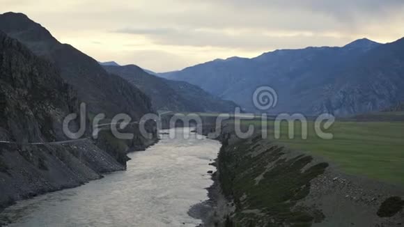 宽阔的山河在岩石海岸之间流动有丘陵和平原的高地视频的预览图