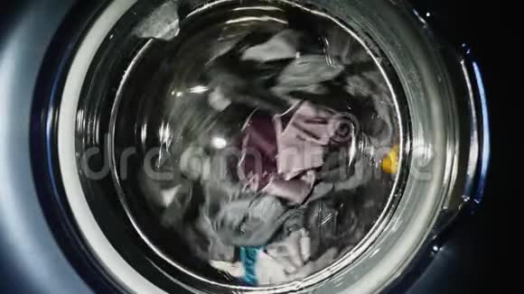 洗衣机门内装有可旋转的多色服装视频的预览图