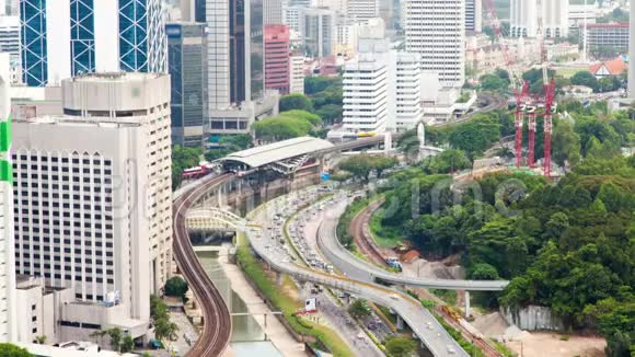 马来西亚吉隆坡公路上繁忙的日间交叉口交通视频的预览图