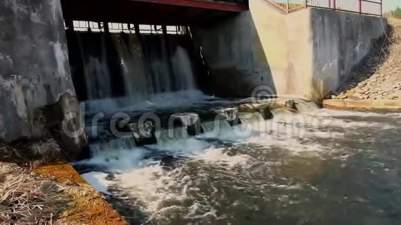 小河坝上的瀑布网关锁结构视频的预览图