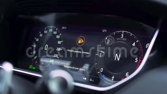 靠近现代汽车仪表盘著名的汽车内饰库存现代汽车的仪表盘视频的预览图