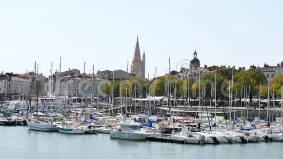 法国拉罗谢尔市的景观及其老港口视频的预览图