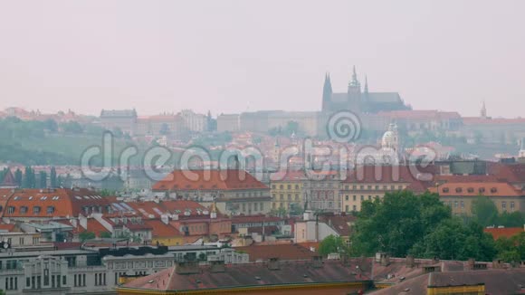从山顶俯瞰布拉格的迷人全景轻烟视频的预览图