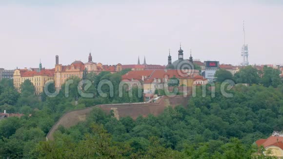布拉格古城绿树建筑和城墙的俯视图视频的预览图