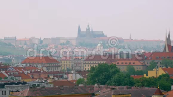 布拉格古堡的史诗般景色和夏日城市全景视频的预览图